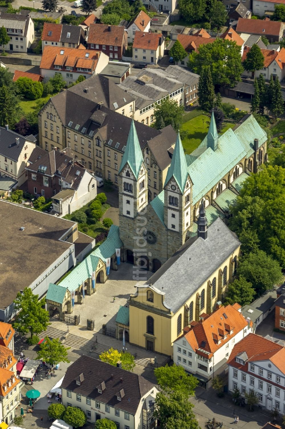 Werl aus der Vogelperspektive: Grüne, kupferbeschlagene Türme der Hallenkirche Kirche St. Walburga - einer neuromantischen Wallfahrtsbasilika in Werl im Bundesland Nordrhein-Westfalen