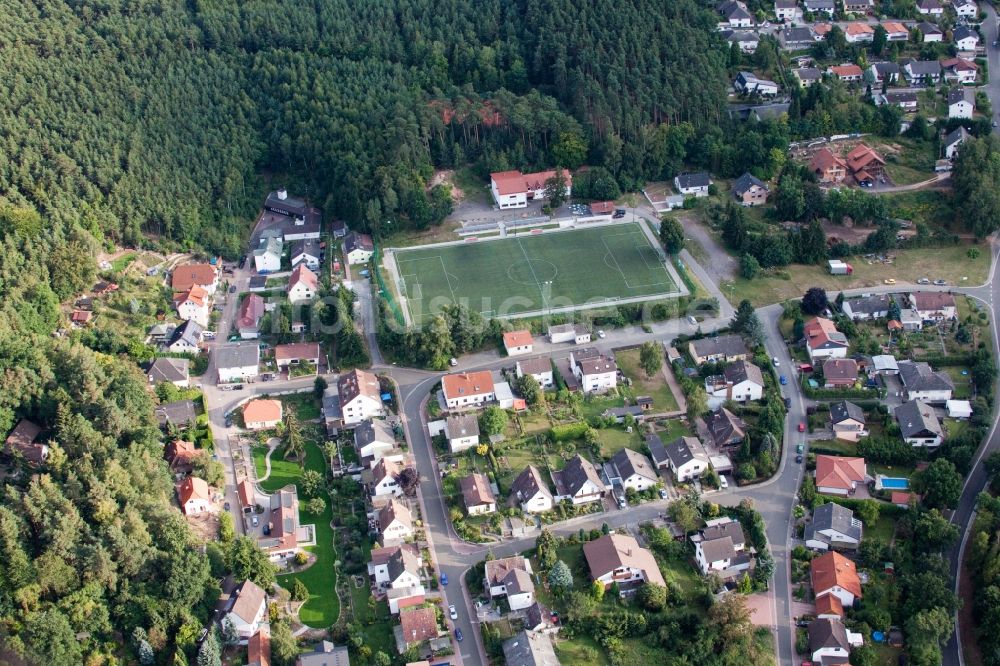 Altleiningen von oben - Grüner Kunstrasen Fussballplatz im Ortsteil Höningen in Altleiningen im Bundesland Rheinland-Pfalz