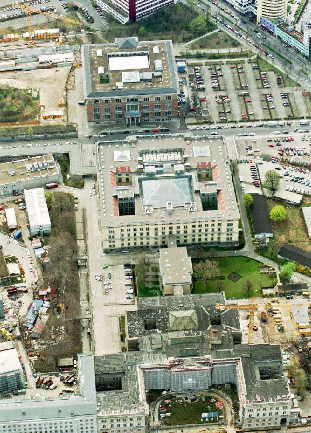 Berlin - Mitte aus der Vogelperspektive: Grophiusbau mit Preußischem Landtag