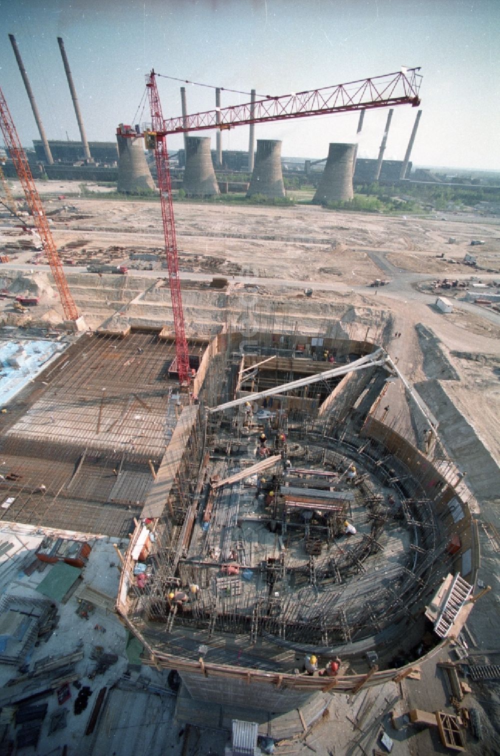 Spremberg OT Schwarze Pumpe von oben - Groß- Baustelle zum Neubau des Braunkohle- Kraftwerkes Schwarze Pumpe auf dem Abriß- Gelände alter DDR- Kraftwerke in Schwarze Pumpe , einem Ortsteil von Spremberg im Bundesland Brandenburg