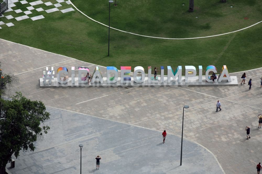 Rio de Janeiro von oben - Groß- Buchstaben- Schriftzug #cidadeolimpica auf dem Gelände des Olympiapark vor den Sommerspielen der Spiele der XXXI. Olympiade in Rio de Janeiro in Rio de Janeiro, Brasilien