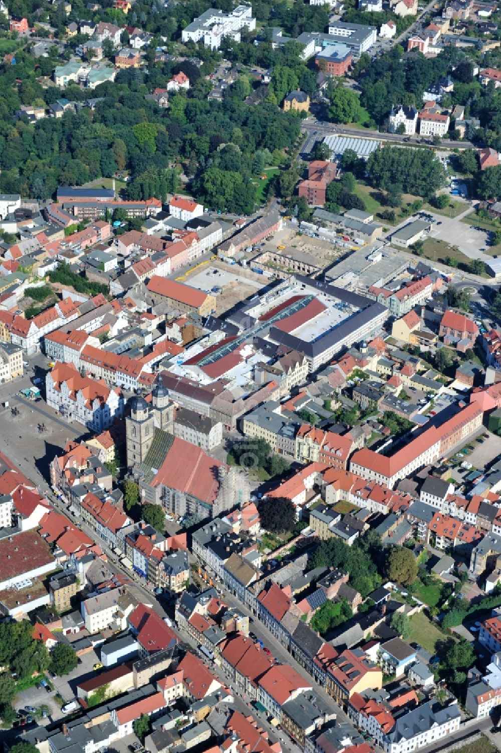 Wittenberg von oben - Großbaustelle Einkaufszentrums Arsenal in der Innensatdt von Wittenberg in Sachsen-Anhalt