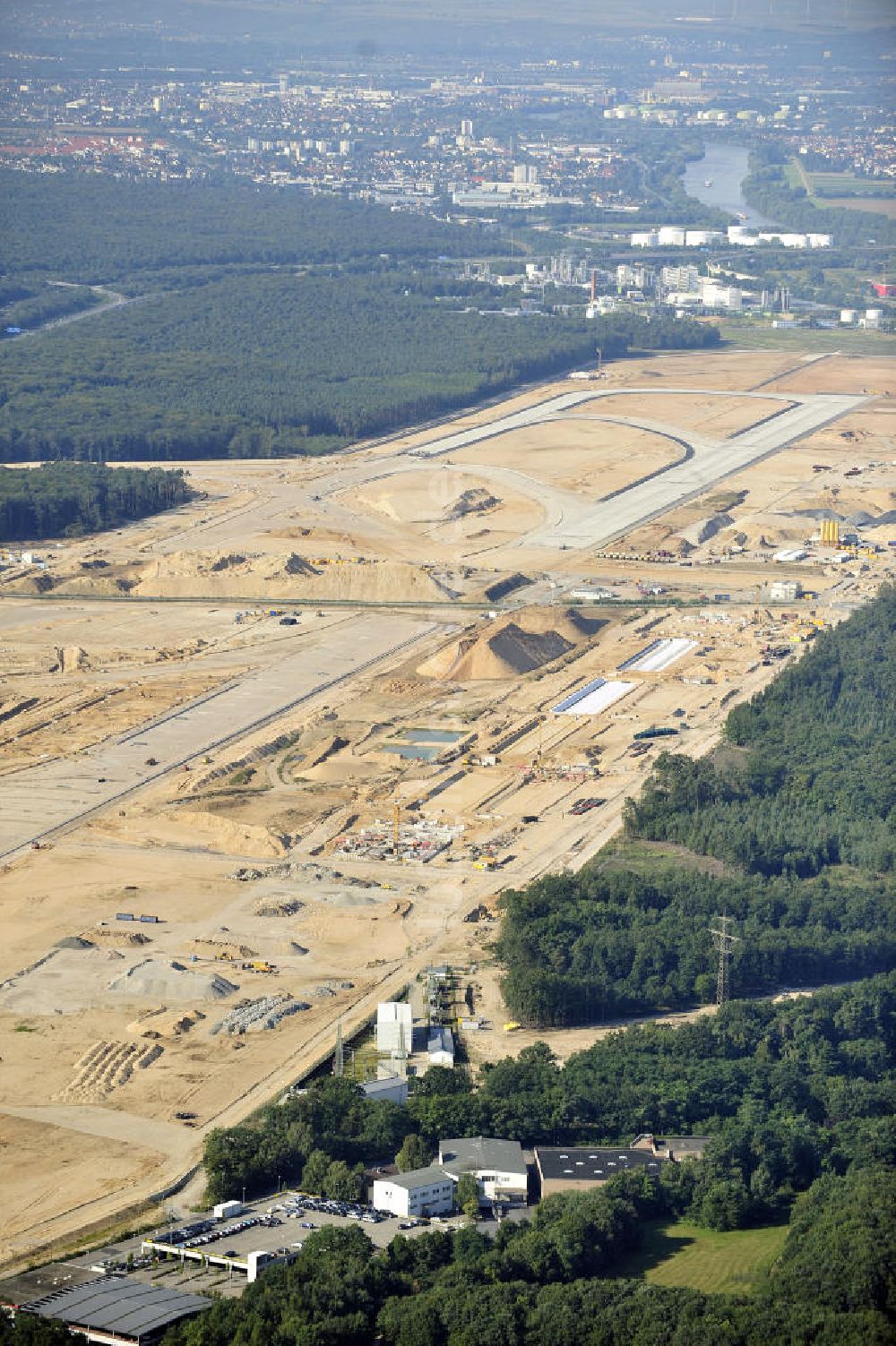 Luftbild Frankfurt am Main - Großbaustelle der künftigen Landebahn
Nordwest am FRAPORT Flughafen Frankfurt