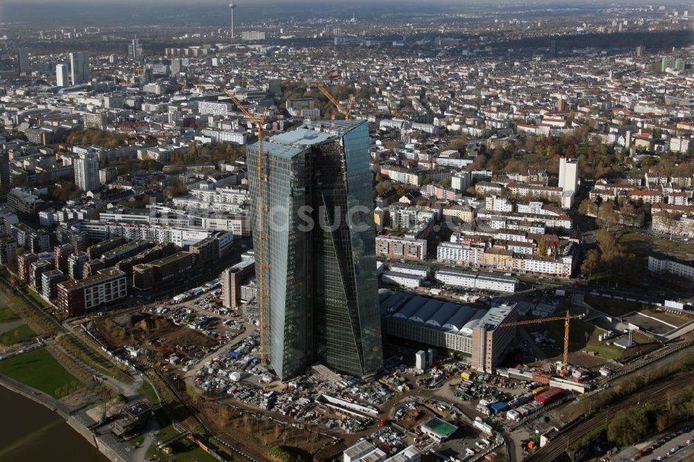 Frankfurt am Main von oben - Großbaustelle des Neubaus der Doppeltürme der EZB-Zentrale in Frankfurt / Main in Hessen