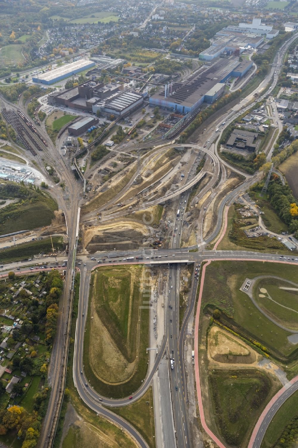 Luftaufnahme Bochum - Großbaustelle zum Umbau der Bundes- Autobahn BAB A40 auch als Ruhrschnellweg bekannt, im Kreuzungsbereich zur Bundesstraße B1 und Donezk-Ring in Bochum im Bundesland Nordrhein-Westfalen NRW