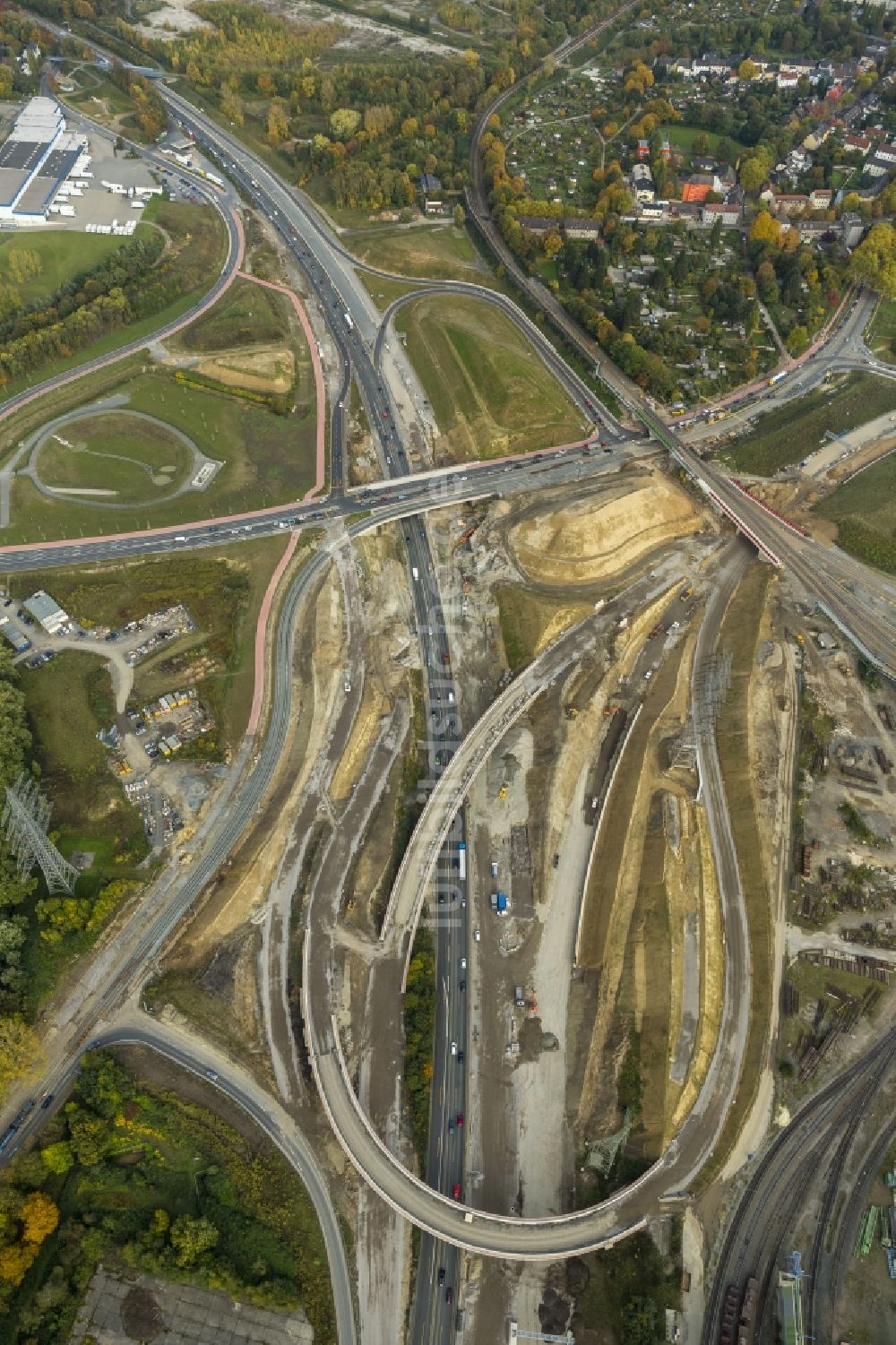 Bochum von oben - Großbaustelle zum Umbau der Bundes- Autobahn BAB A40 auch als Ruhrschnellweg bekannt, im Kreuzungsbereich zur Bundesstraße B1 und Donezk-Ring in Bochum im Bundesland Nordrhein-Westfalen NRW