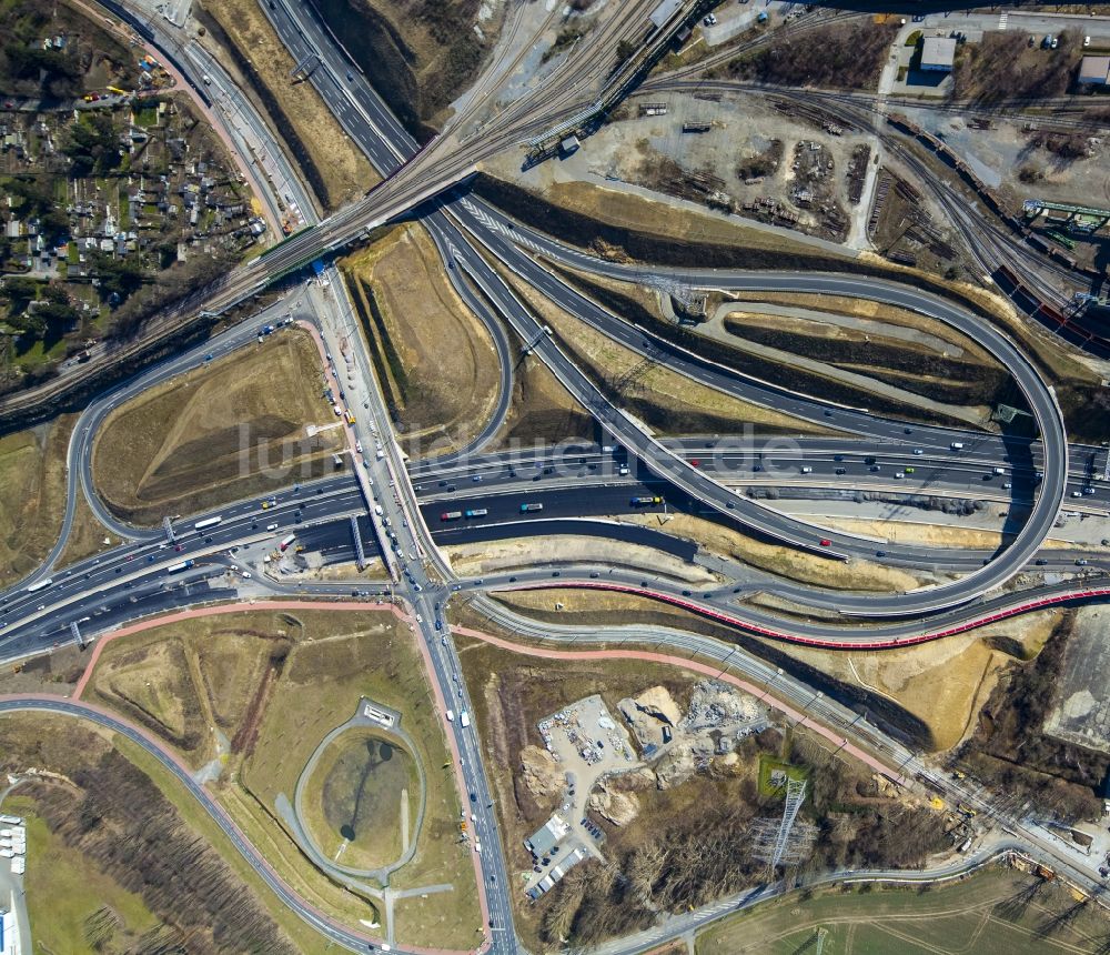 Bochum von oben - Großbaustelle zum Umbau der Bundes- Autobahn BAB A40 auch als Ruhrschnellweg bekannt, im Kreuzungsbereich zur Bundesstraße B1 und Donezk-Ring in Bochum im Bundesland Nordrhein-Westfalen NRW