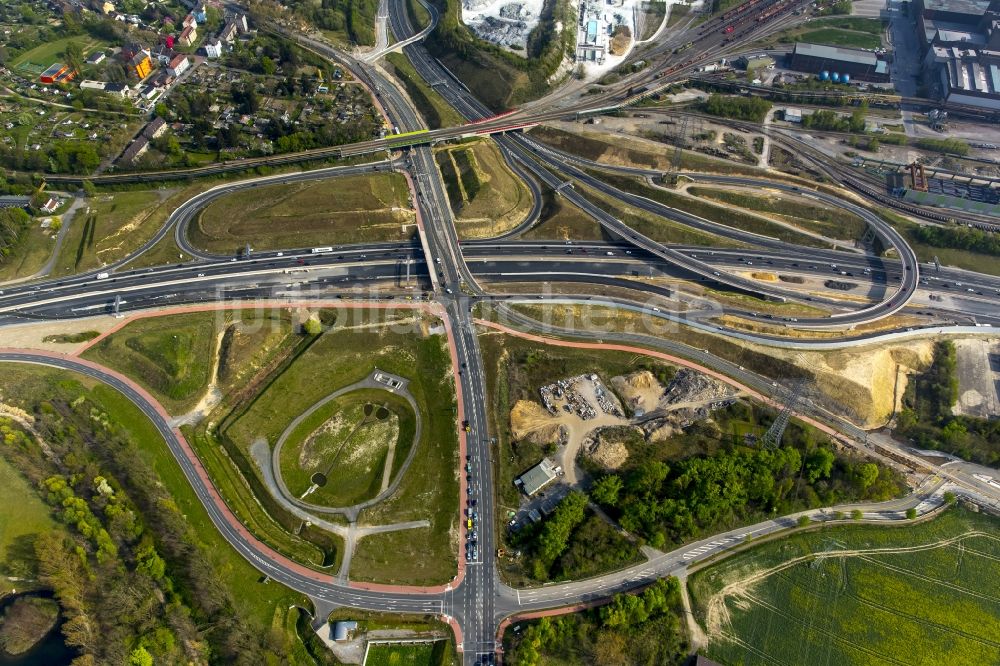 Bochum von oben - Großbaustelle zum Umbau der Bundes- Autobahn BAB A40 auch als Ruhrschnellweg bekannt, im Kreuzungsbereich zur Bundesstraße B1 und Donezk-Ring in Bochum im Bundesland Nordrhein-Westfalen NRW