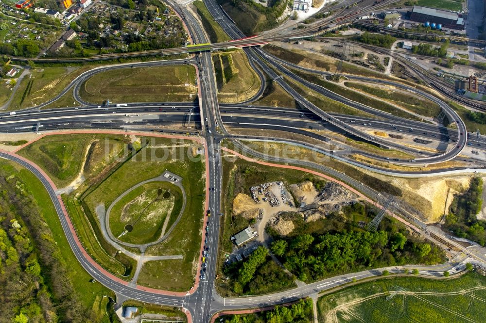 Bochum aus der Vogelperspektive: Großbaustelle zum Umbau der Bundes- Autobahn BAB A40 auch als Ruhrschnellweg bekannt, im Kreuzungsbereich zur Bundesstraße B1 und Donezk-Ring in Bochum im Bundesland Nordrhein-Westfalen NRW