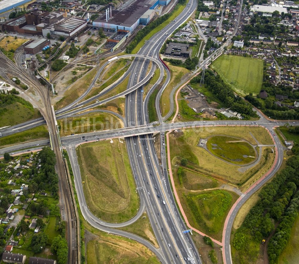 Luftaufnahme Bochum - Großbaustelle zum Umbau der Bundes- Autobahn BAB A40 auch als Ruhrschnellweg bekannt, im Kreuzungsbereich zur Bundesstraße B1 und Donezk-Ring in Bochum im Bundesland Nordrhein-Westfalen NRW