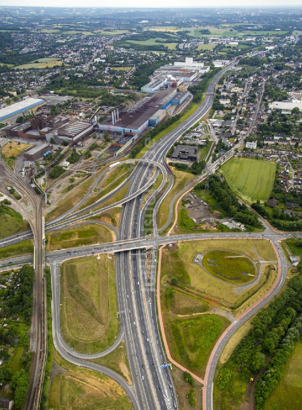 Bochum von oben - Großbaustelle zum Umbau der Bundes- Autobahn BAB A40 auch als Ruhrschnellweg bekannt, im Kreuzungsbereich zur Bundesstraße B1 und Donezk-Ring in Bochum im Bundesland Nordrhein-Westfalen NRW