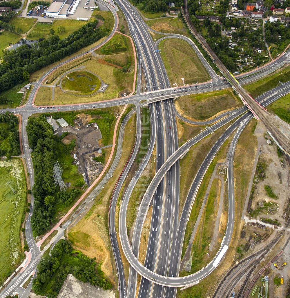 Bochum aus der Vogelperspektive: Großbaustelle zum Umbau der Bundes- Autobahn BAB A40 auch als Ruhrschnellweg bekannt, im Kreuzungsbereich zur Bundesstraße B1 und Donezk-Ring in Bochum im Bundesland Nordrhein-Westfalen NRW