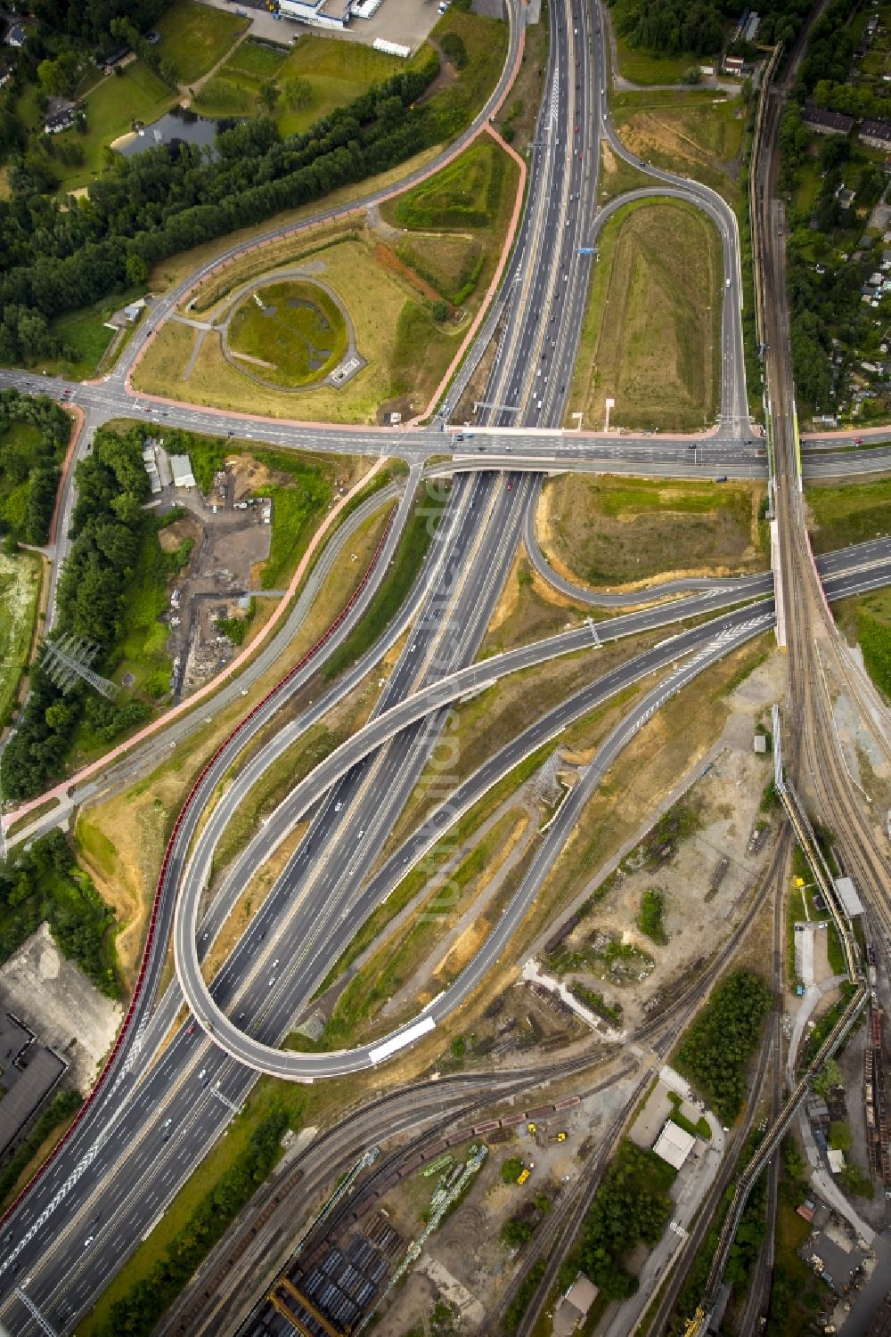 Luftaufnahme Bochum - Großbaustelle zum Umbau der Bundes- Autobahn BAB A40 auch als Ruhrschnellweg bekannt, im Kreuzungsbereich zur Bundesstraße B1 und Donezk-Ring in Bochum im Bundesland Nordrhein-Westfalen NRW