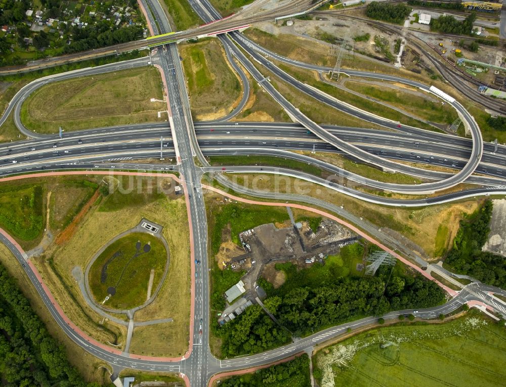 Bochum aus der Vogelperspektive: Großbaustelle zum Umbau der Bundes- Autobahn BAB A40 auch als Ruhrschnellweg bekannt, im Kreuzungsbereich zur Bundesstraße B1 und Donezk-Ring in Bochum im Bundesland Nordrhein-Westfalen NRW