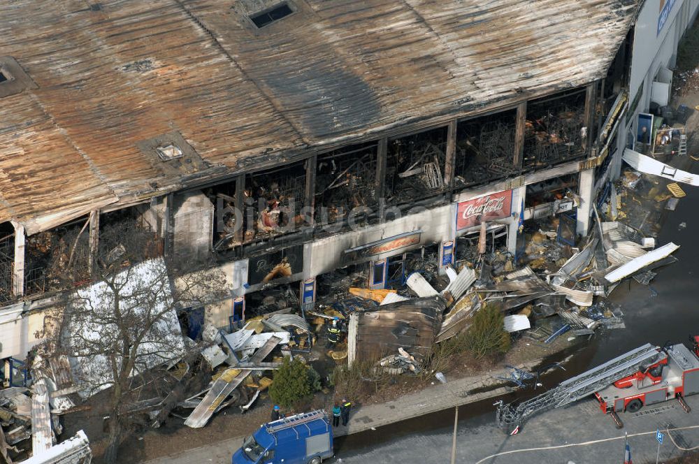 Luftbild Eisenhüttenstadt - Großbrand im Einkaufszentrum / large fire in a shopping center Eisenhüttenstadt