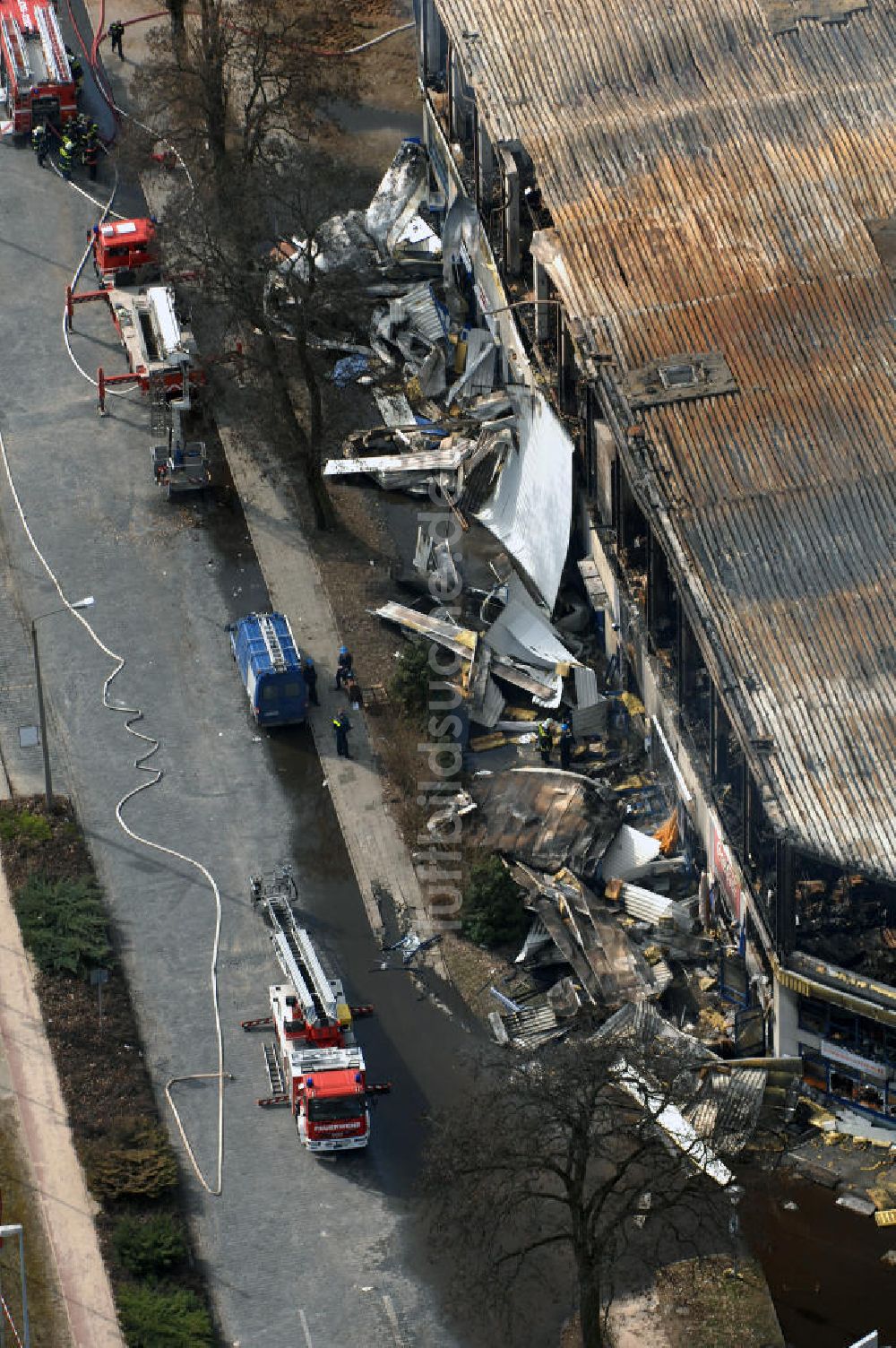 Eisenhüttenstadt aus der Vogelperspektive: Großbrand im Einkaufszentrum / large fire in a shopping center Eisenhüttenstadt