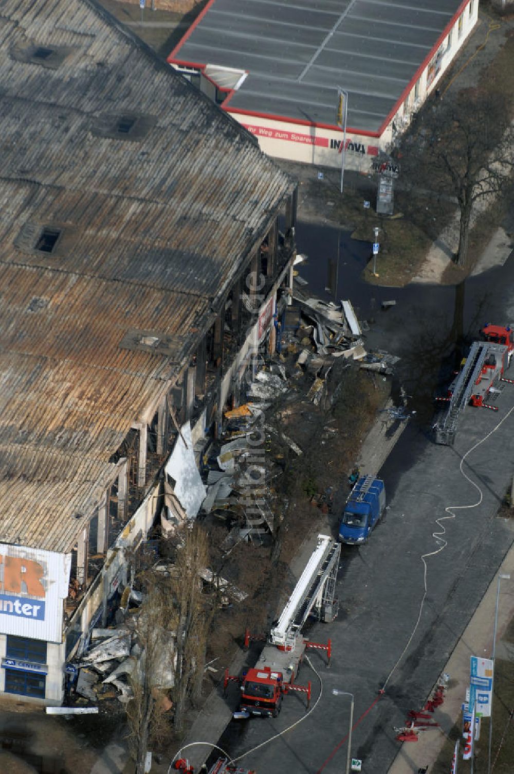 Eisenhüttenstadt aus der Vogelperspektive: Großbrand im Einkaufszentrum / large fire in a shopping center Eisenhüttenstadt