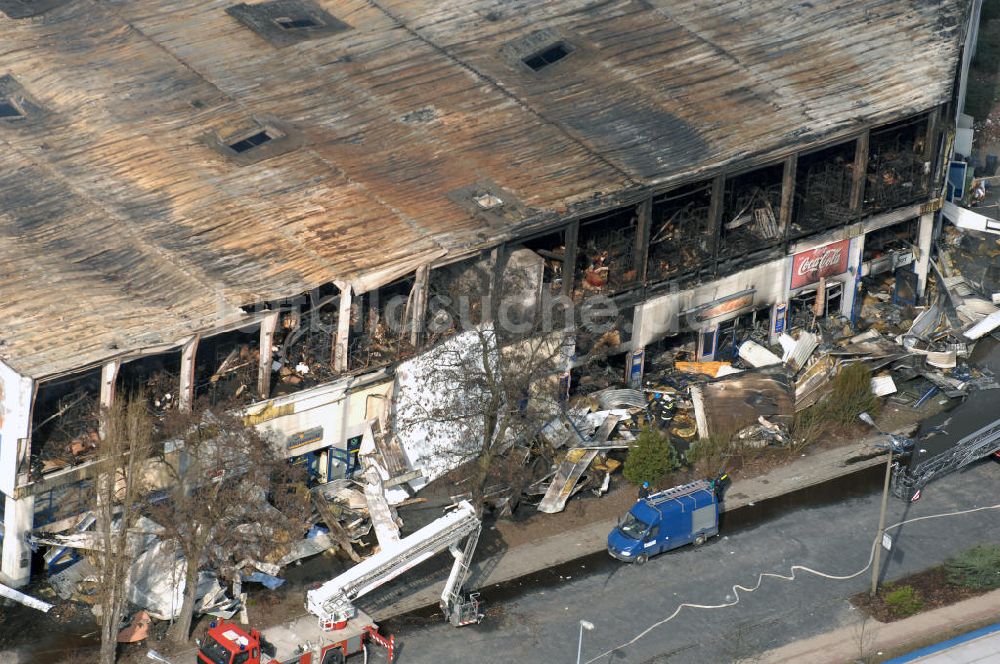 Eisenhüttenstadt aus der Vogelperspektive: Großbrand im Einkaufszentrum / large fire in a shopping center Eisenhüttenstadt