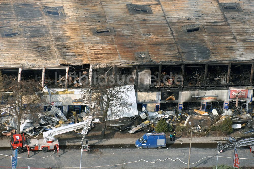 Luftbild Eisenhüttenstadt - Großbrand im Einkaufszentrum / large fire in a shopping center Eisenhüttenstadt