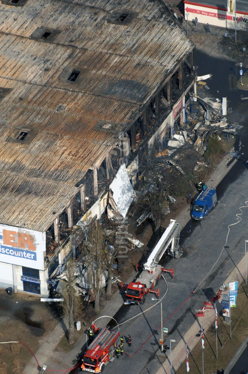 Eisenhüttenstadt von oben - Großbrand im Einkaufszentrum / large fire in a shopping center Eisenhüttenstadt