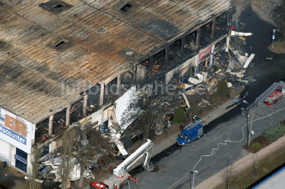 Eisenhüttenstadt aus der Vogelperspektive: Großbrand im Einkaufszentrum / large fire in a shopping center Eisenhüttenstadt