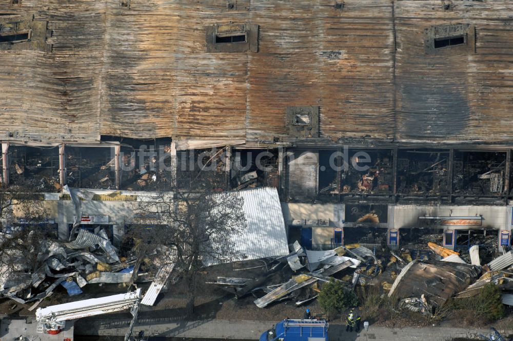 Eisenhüttenstadt aus der Vogelperspektive: Großbrand im Einkaufszentrum / large fire in a shopping center Eisenhüttenstadt