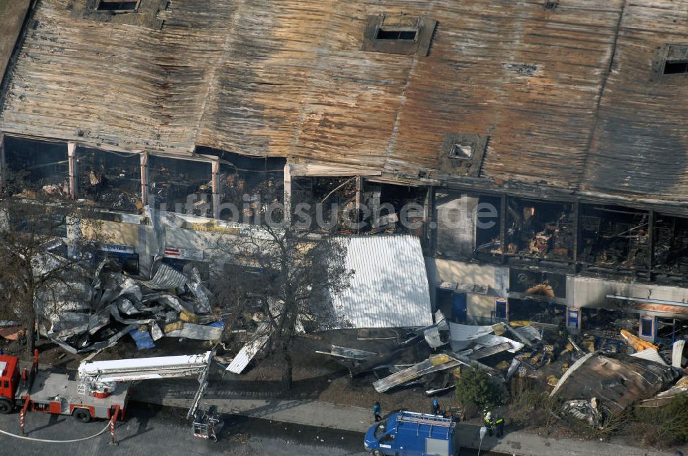 Luftbild Eisenhüttenstadt - Großbrand im Einkaufszentrum / large fire in a shopping center Eisenhüttenstadt