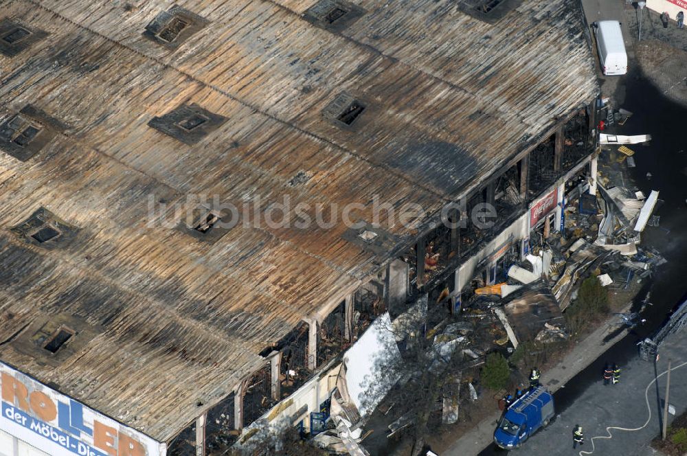 Luftbild Eisenhüttenstadt - Großbrand im Einkaufszentrum / large fire in a shopping center Eisenhüttenstadt