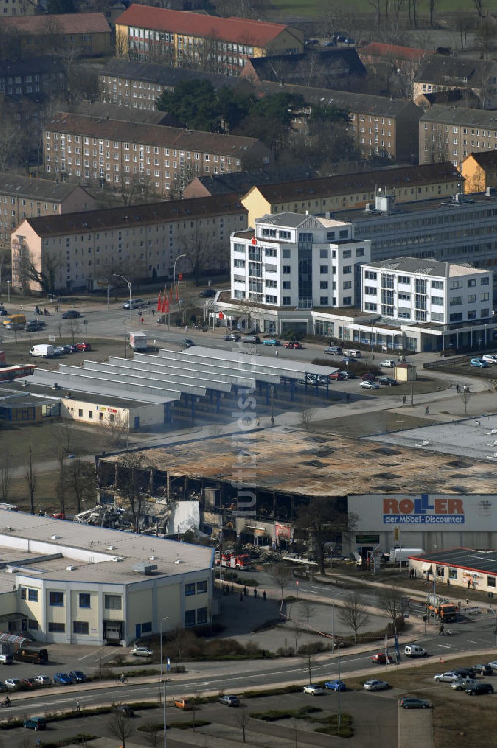 Eisenhüttenstadt aus der Vogelperspektive: Großbrand im Einkaufszentrum / large fire in a shopping center Eisenhüttenstadt