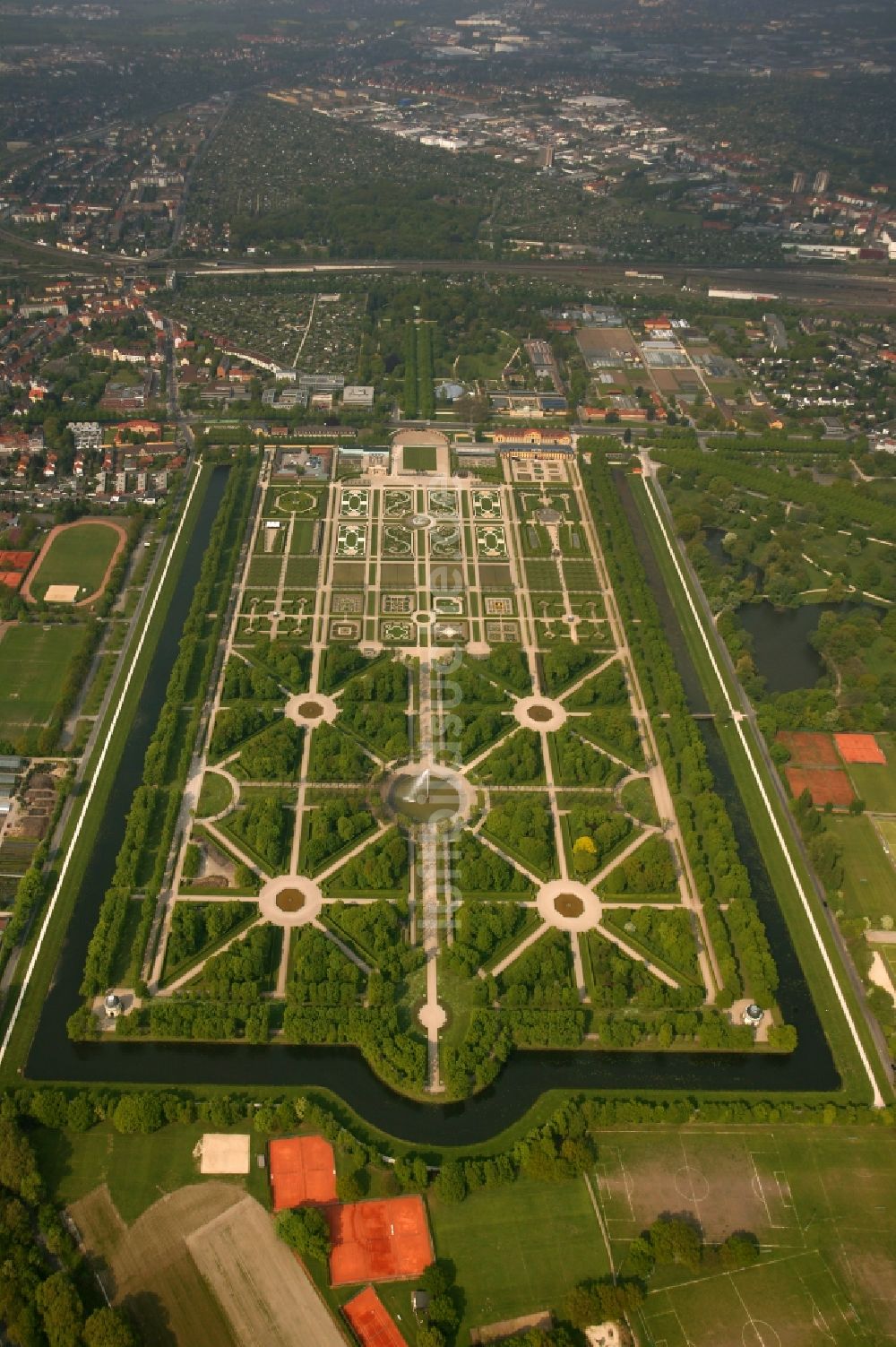 Hannover aus der Vogelperspektive: Großen Garten, Berggarten und Georgengarten der Herrenhäuser Gärten in Hannover im Bundesland Niedersachsen