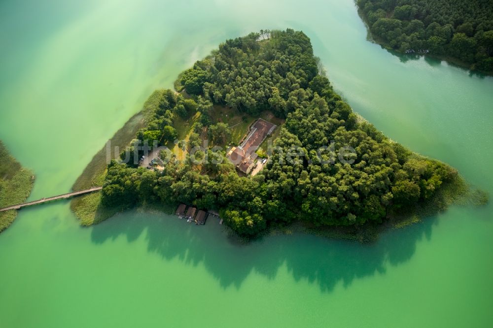 Luftaufnahme Wokuhl-Dabelow - Großer Brückentinsee mit Insel im Naturpark Feldberger Seenlandschaft beim Ortsteil Brückentin in Wokuhl-Dabelow im Bundesland Mecklenburg-Vorpommern