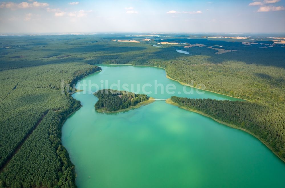 Luftaufnahme Wokuhl-Dabelow - Großer Brückentinsee mit Insel im Naturpark Feldberger Seenlandschaft beim Ortsteil Brückentin in Wokuhl-Dabelow im Bundesland Mecklenburg-Vorpommern