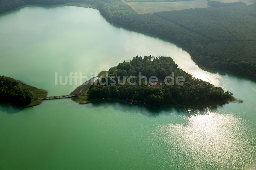 Wokuhl-Dabelow von oben - Großer Brückentinsee mit Insel im Naturpark Feldberger Seenlandschaft beim Ortsteil Brückentin in Wokuhl-Dabelow im Bundesland Mecklenburg-Vorpommern