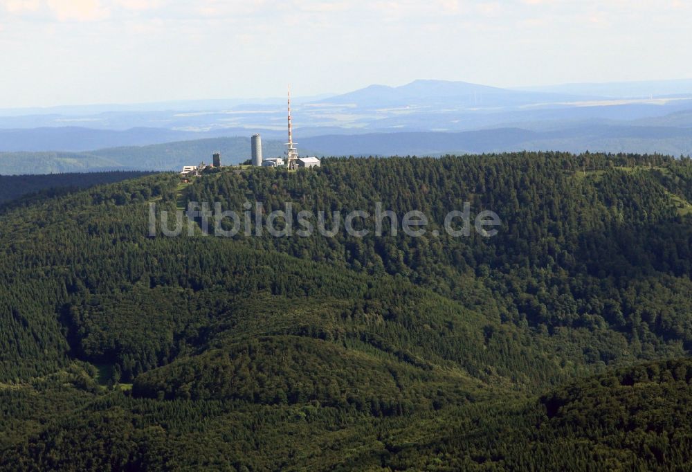 Brotterode von oben - Großer Inselsberg mit den Sendetürmen der Deutschen Telekom AG bei Brotterode im Bundesland Thüringen