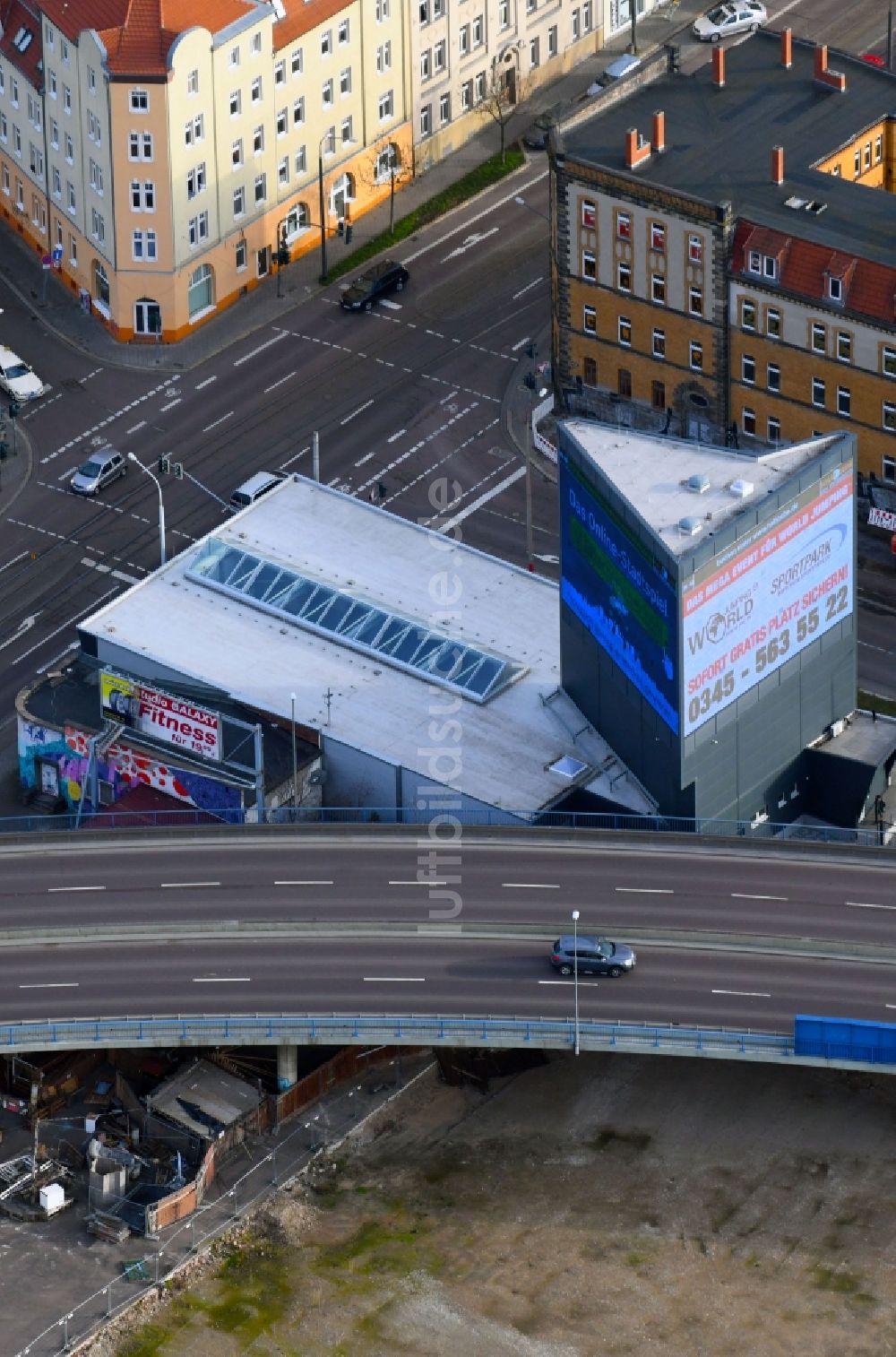 Halle (Saale) von oben - Großflächenwerbung der Hallcube GmbH in der Volkmannstraße in Halle (Saale) im Bundesland Sachsen-Anhalt, Deutschland