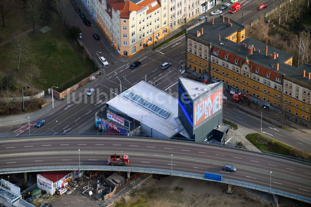 Halle (Saale) aus der Vogelperspektive: Großflächenwerbung der Hallcube GmbH in der Volkmannstraße in Halle (Saale) im Bundesland Sachsen-Anhalt, Deutschland