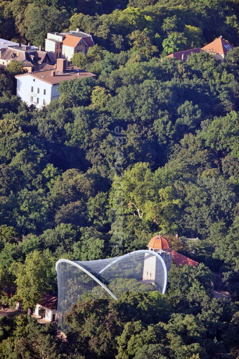 Halle aus der Vogelperspektive: Großflugvoliere und Aussichtsturm im Zoologischen Garten Halle