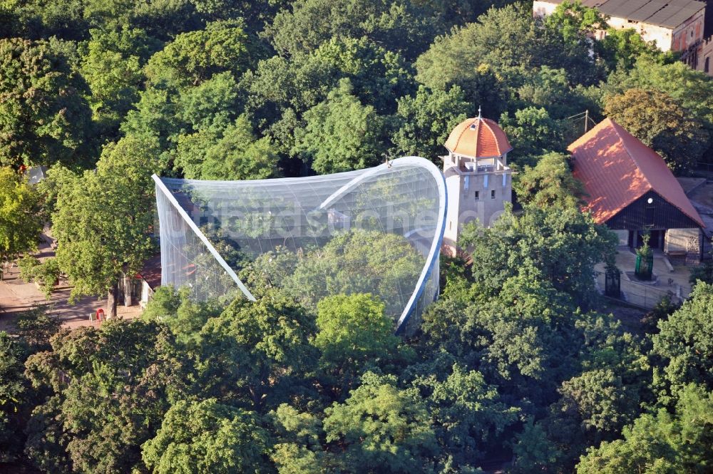 Luftbild Halle - Großflugvoliere und Aussichtsturm im Zoologischen Garten Halle