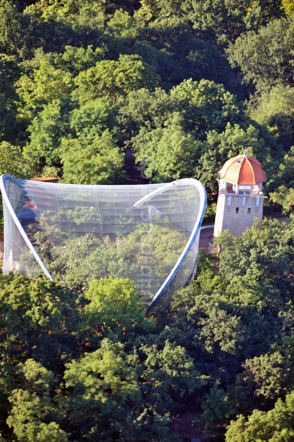 Luftaufnahme Halle - Großflugvoliere und Aussichtsturm im Zoologischen Garten Halle