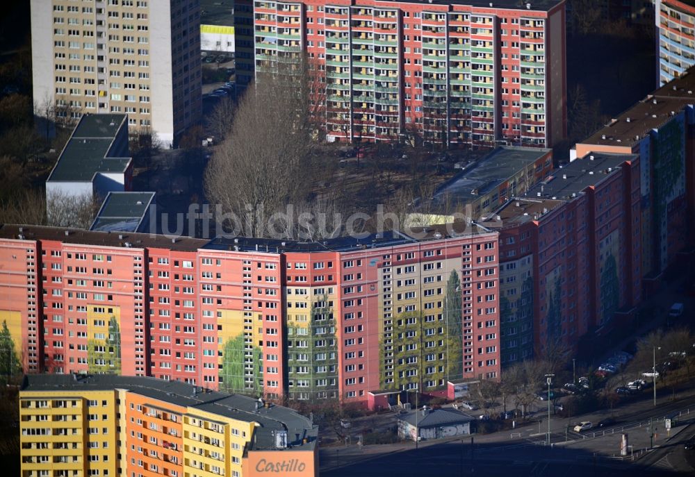 Luftbild Berlin - Großgemälde an der Plattenbau- Fassade der Wohnungsbaugenossenschaft Solidarität in Alt-Friedrichsfelde in Berlin - Lichtenberg