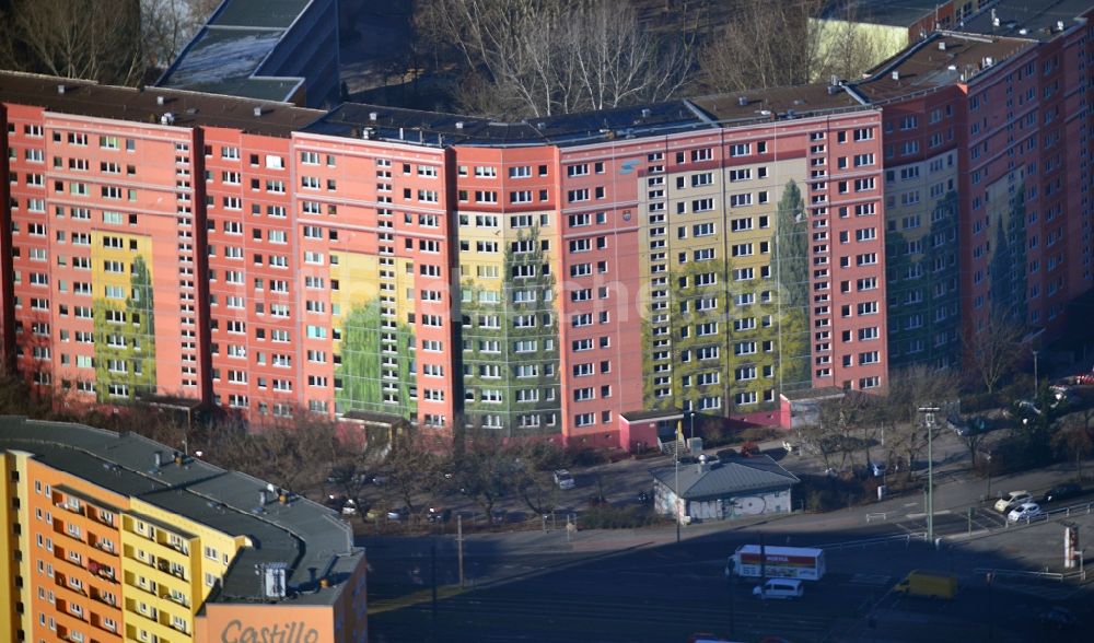 Berlin aus der Vogelperspektive: Großgemälde an der Plattenbau- Fassade der Wohnungsbaugenossenschaft Solidarität in Alt-Friedrichsfelde in Berlin - Lichtenberg