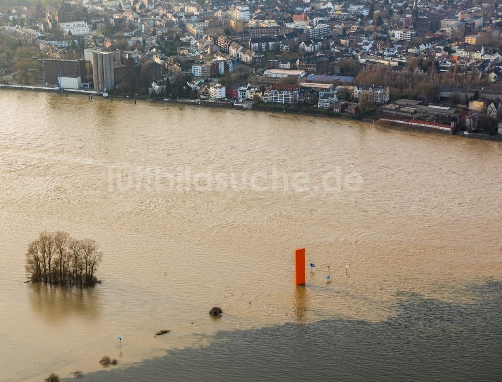 Duisburg aus der Vogelperspektive: Großskulptur des Künstlers Lutz Fritsch Rheinorange an der Mündung der Ruhr in den Rhein in Duisburg im Bundesland Nordrhein-Westfalen, Deutschland