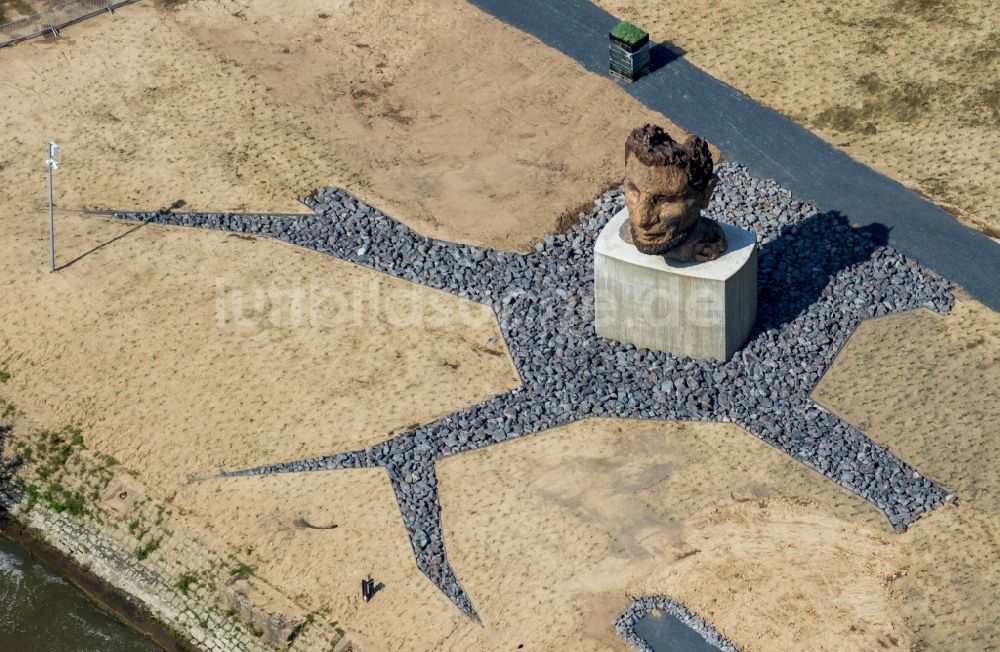 Duisburg aus der Vogelperspektive: Großskulptur Meeresgott Poseidon an der Ruhrmündung in Duisburg im Bundesland Nordrhein-Westfalen