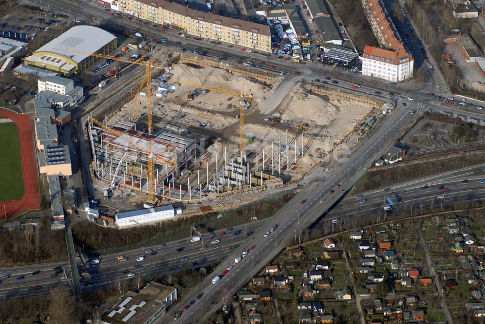 Berlin von oben - Größte aktuelle Baustellen Berlins: Baustelle des Möbelhauses Höffner am Sachsendamm