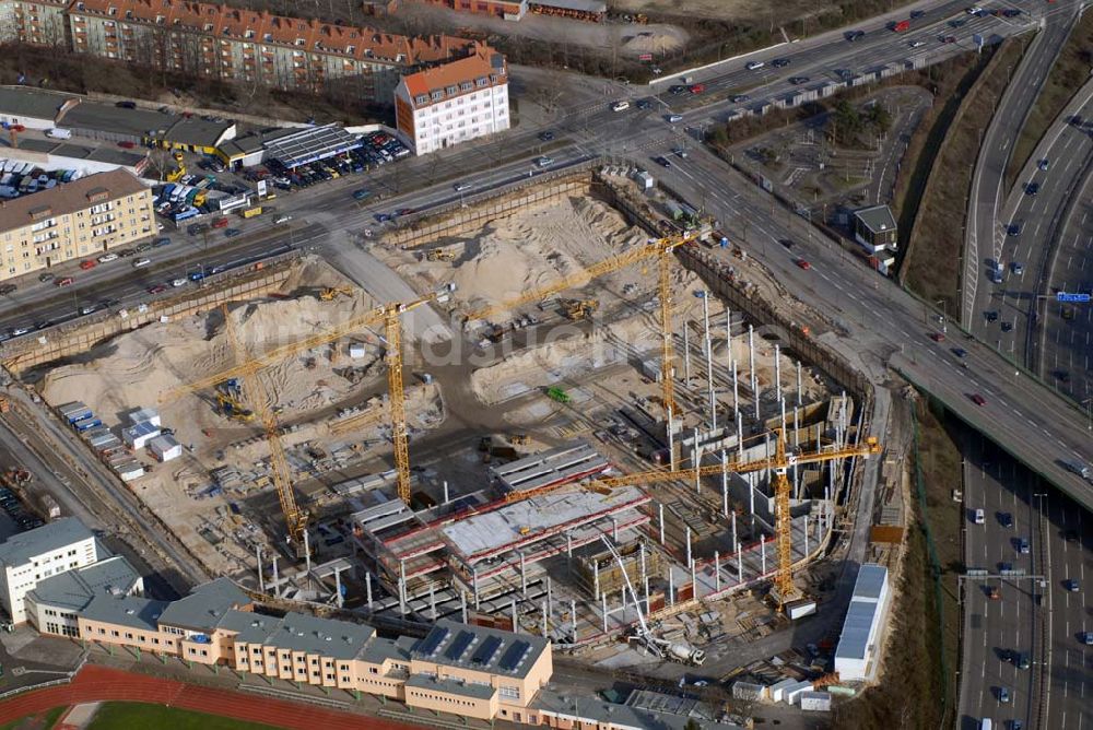 Berlin von oben - Größte aktuelle Baustellen Berlins: Baustelle des Möbelhauses Höffner am Sachsendamm