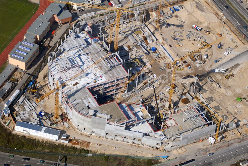 Berlin von oben - Größte aktuelle Baustellen Berlins: Baustelle des Möbelhauses Höffner am Sachsendamm