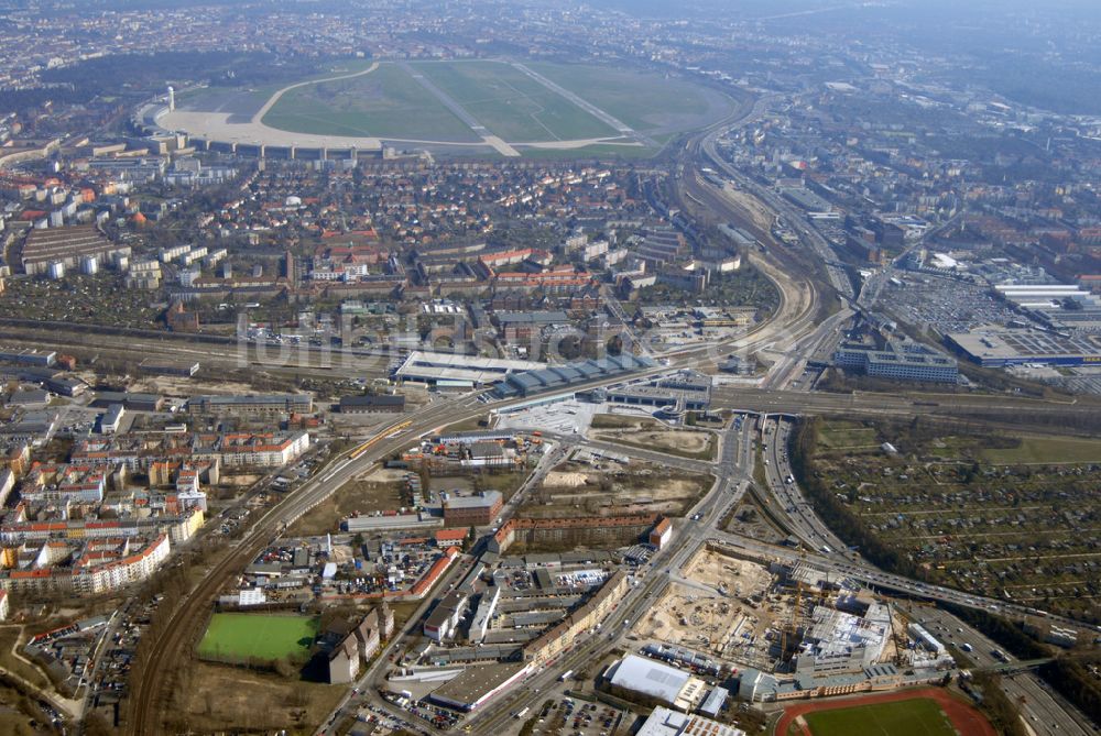 Berlin von oben - Größte aktuelle Baustellen Berlins: Baustelle des Möbelhauses Höffner am Sachsendamm