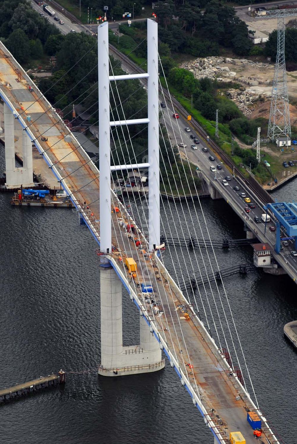 Stralsund aus der Vogelperspektive: Größte deutsche Hängebrücke geht der Fertigstellung entgegen