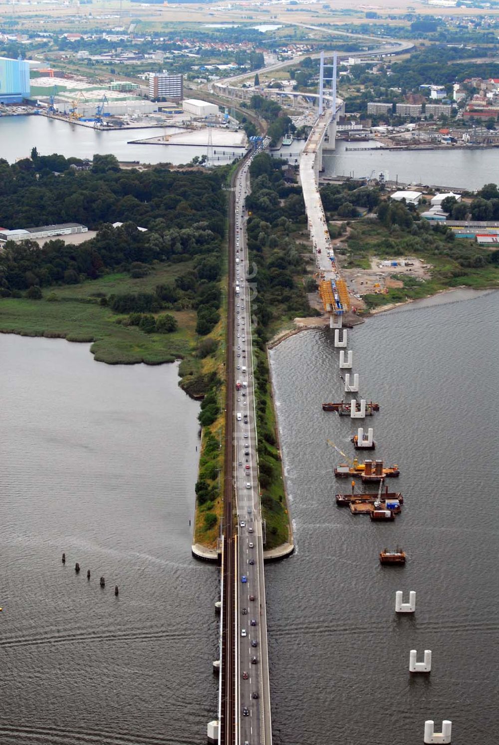 Stralsund von oben - Größte deutsche Hängebrücke geht der Fertigstellung entgegen