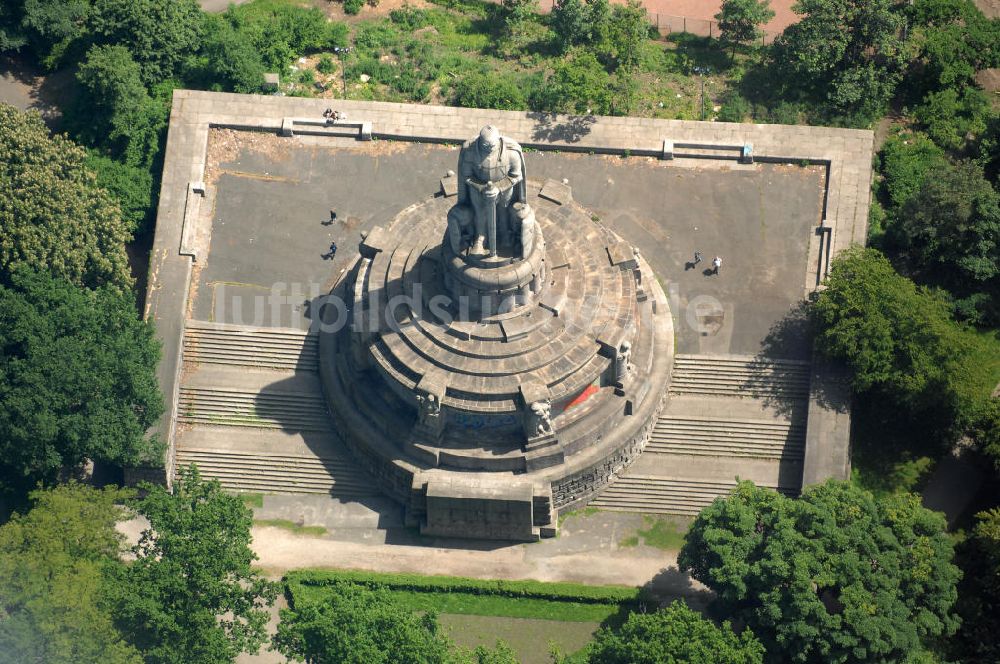 Hamburg von oben - Größtes Bismarck - Denkmal im Alten Elbpark in Hamburg